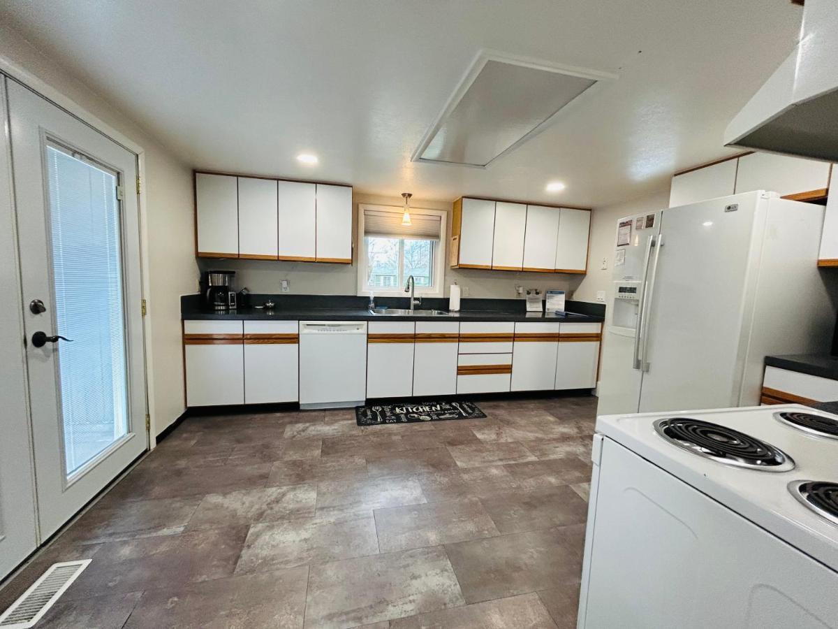 Little Blue Bungalow On Boise'S Bench, Pet Friendly, Fully Fenced Yard With Doggie Door! 2 Miles From Bsu, 5 Minutes From Downtown Boise, Desk And Workstation For Remote Workers, 2 Tv'S Large Walk-In Closet, Good For Mid-Term Stays Экстерьер фото